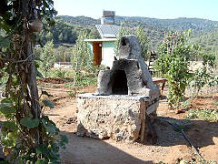 This is my "kitchen" - a real stone oven - like they had in ancient times - foto: Regina F. Rau Germany